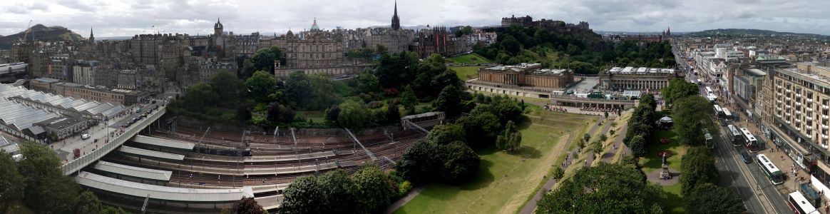 Pohled na centrum Edinburghu z Walter Scott Monumentu